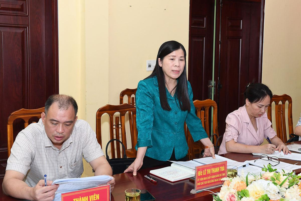 Đồng chí Phó Chủ tịch HĐND tỉnh Lê Thị Thanh Trà phát biểu tại buổi làm việc với lãnh đạo xã Yên Sơn.