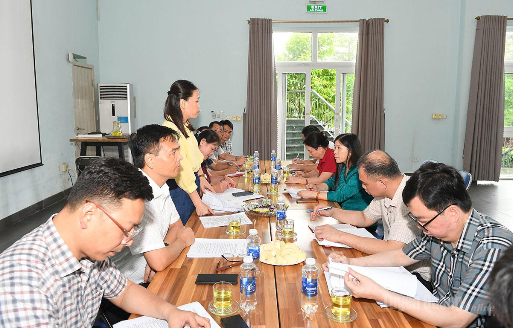 Đoàn giám sát nghe đại diện đơn vị thực hiện Dự án đầu tư xây dựng và kinh doanh hạ tầng kỹ thuật Cụm công nghiệp Thắng Quân báo cáo tiến độ đầu tư, thực hiện dự án.