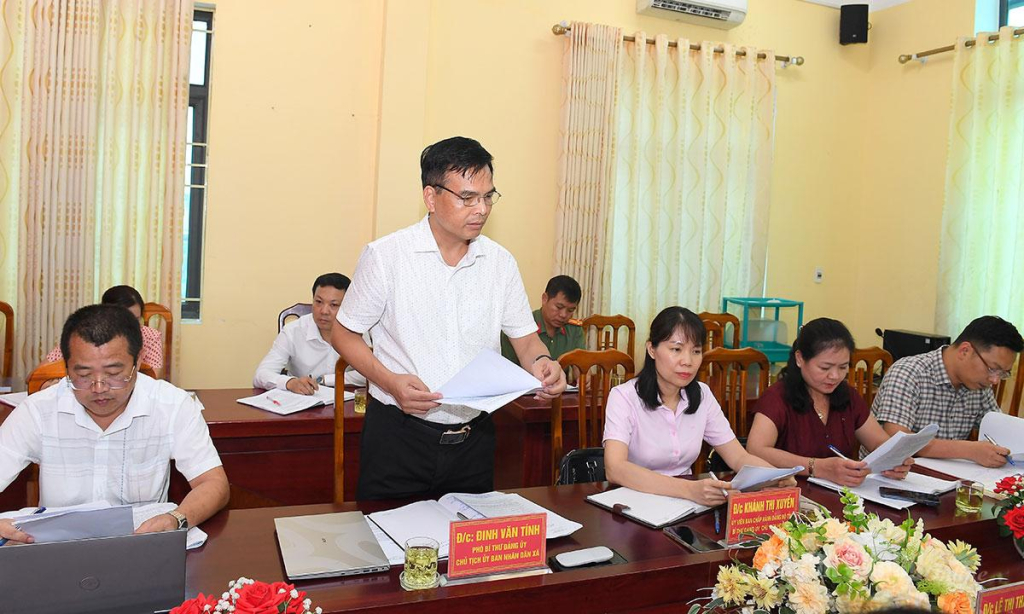 Lãnh đạo UBND xã Yên Sơn báo cáo tình hình triển khai thực hiện các dự án trên địa bàn.