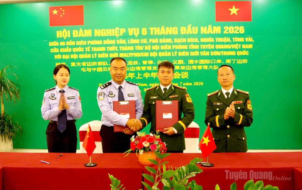 Đại diện hai bên ký kết biên bản ghi nhớ tại hội đàm.