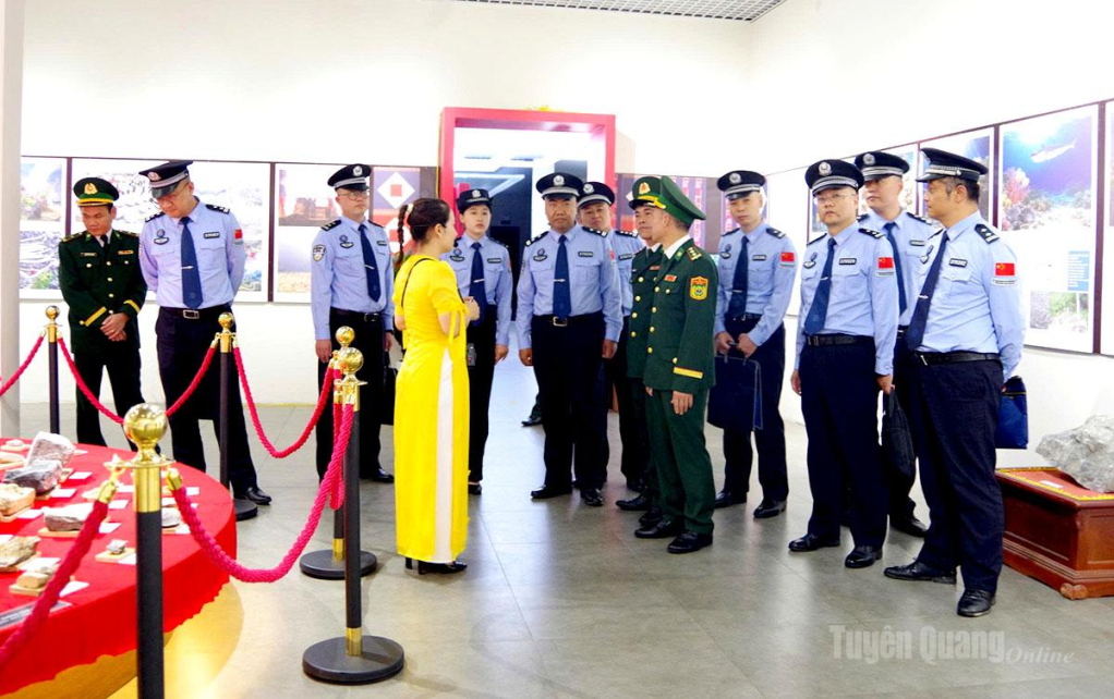 Các đại biểu tham quan Bảo tàng Hà Giang.