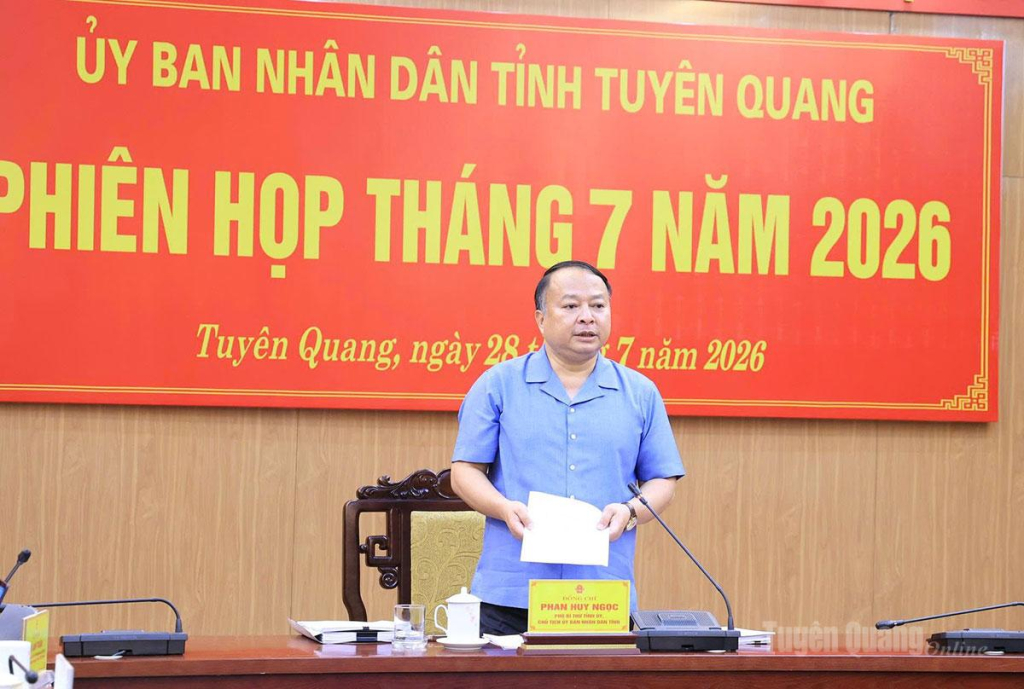 Đồng chí Chủ tịch UBND tỉnh Phan Huy Ngọc kết luận phiên họp.