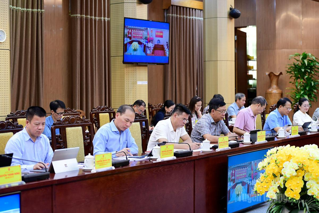 Lãnh đạo các sở, ngành dự phiên họp.