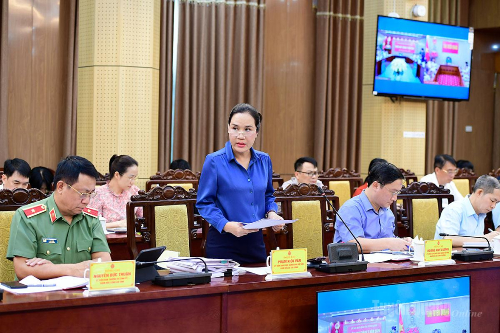 Lãnh đạo Sở Tài chính trình bày Báo cáo kết quả phát triển kinh tế - xã hội, quốc phòng, an ninh tháng 7.
