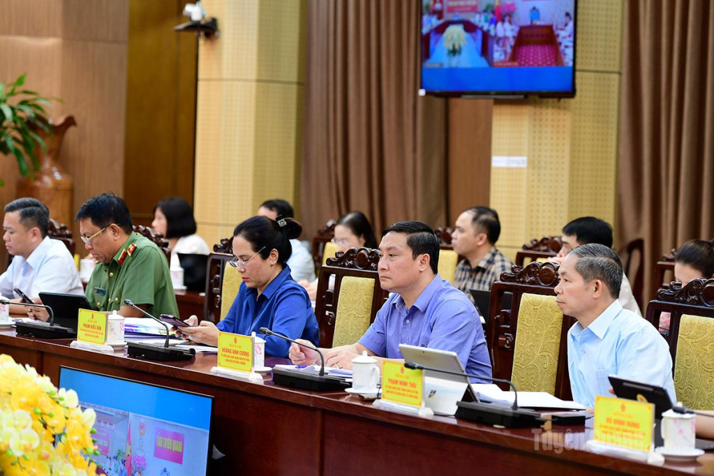 Lãnh đạo các sở, ngành dự phiên họp.