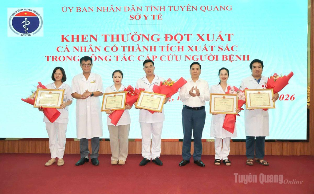 Lãnh đạo Sở Y tế và lãnh đạo Bệnh viện Đa khoa tỉnh trao Giấy khen cho các y, bác sĩ.