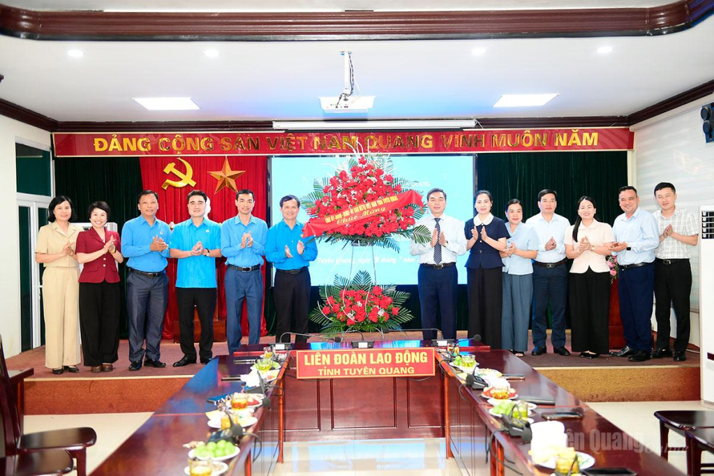 Đồng chí Ma Thế Hồng, Phó Bí thư Tỉnh ủy, Chủ tịch Ủy ban MTTQ Việt Nam tỉnh Tuyên Quang và lãnh đạo các ngành là thành viên Ban Thường trực Ủy ban MTTQ tỉnh tặng hoa chúc mừng Liên đoàn Lao động tỉnh.