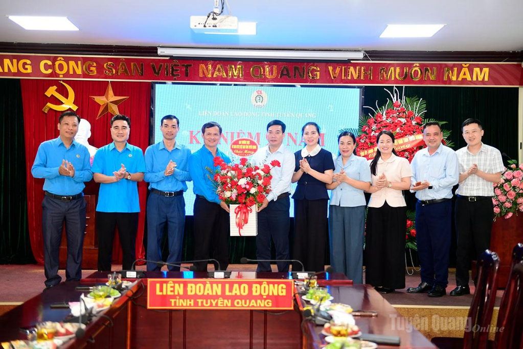 Lãnh đạo Ban Thường trực Ủy ban MTTQ tỉnh tặng hoa chúc mừng Liên đoàn Lao động tỉnh.