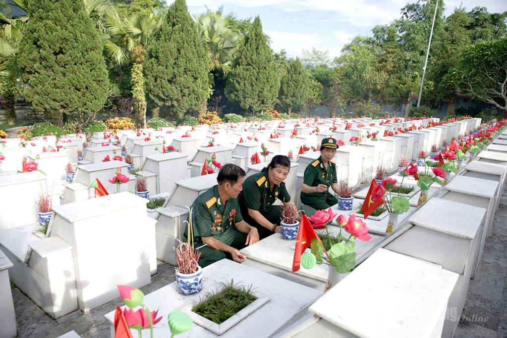 Cựu chiến binh Trần Tiến Xuân thắp hương trước anh linh liệt sĩ tại  Nghĩa trang Liệt sĩ Quốc gia Vị Xuyên.