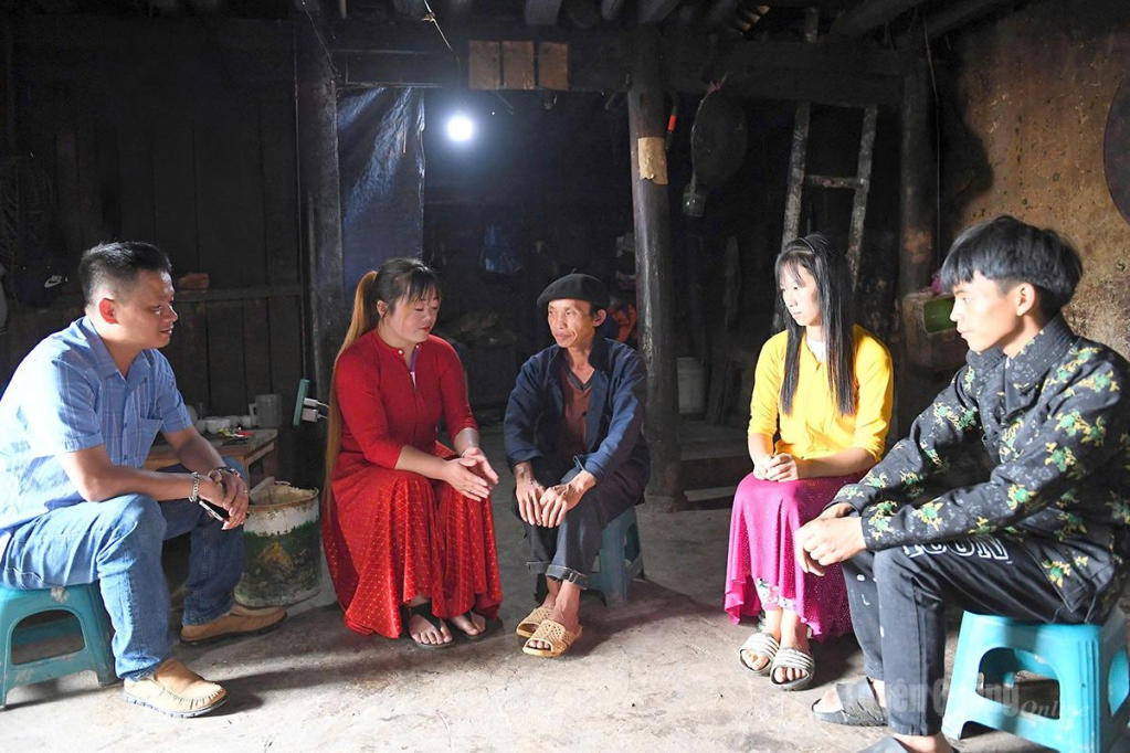 Cán bộ xã Lũng Cú tuyên truyền người dân di dời phần mộ của gia đình để bàn giao mặt bằng, xây trường học.