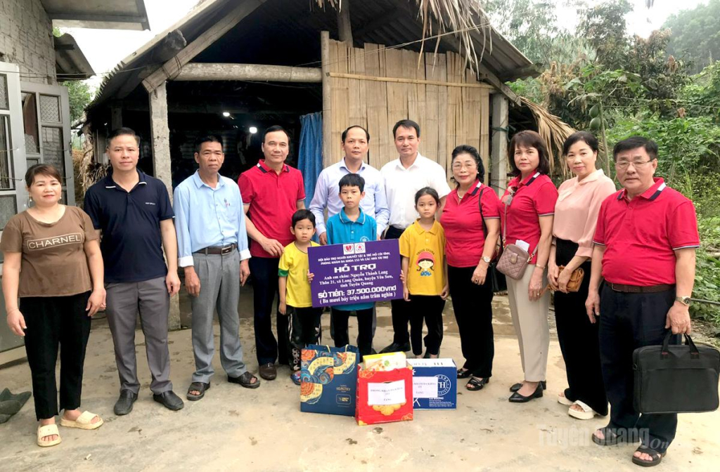 Hội Bảo trợ Người khuyết tật và trẻ mồ côi tỉnh trao kinh phí hỗ trợ  2 em nhỏ mồ côi tại xã Yên Sơn làm nhà mới.