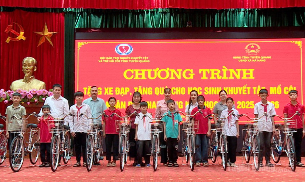 Hội Bảo trợ Người khuyết tật và trẻ mồ côi tỉnh tặng xe đạp cho học sinh có hoàn cảnh khó khăn xã Nà Hang.