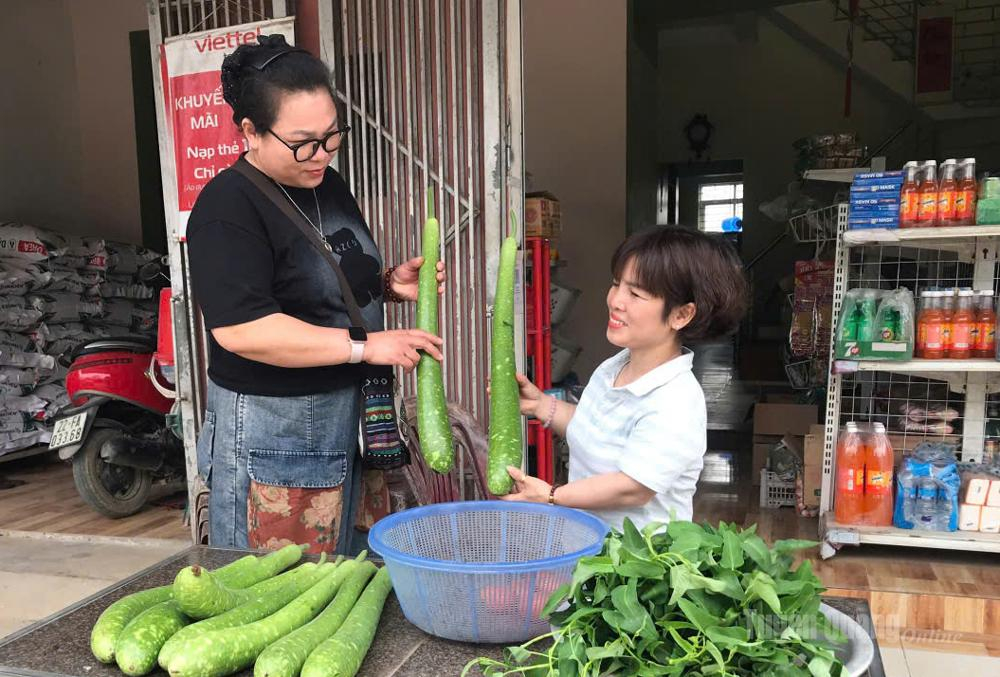 Chủ nhiệm CLB  Khát vọng  Tuyên Quang  thăm, động viên  chị Hà Thị Len,  người khuyết tật  tại xã Tân Thịnh  phát triển kinh tế  từ kinh doanh tạp hóa.