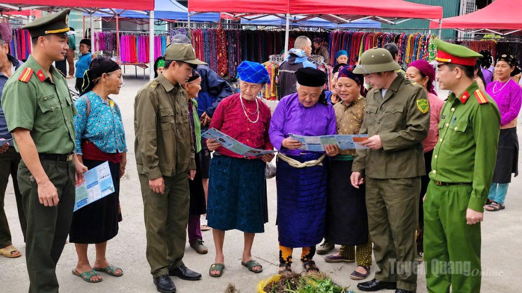 Lực lượng tham gia bảo vệ ANTT ở cơ sở xã Nghĩa Thuận cùng Công an xã tích cực tuyên truyền pháp luật, nâng cao nhận thức của người dân tại địa bàn.