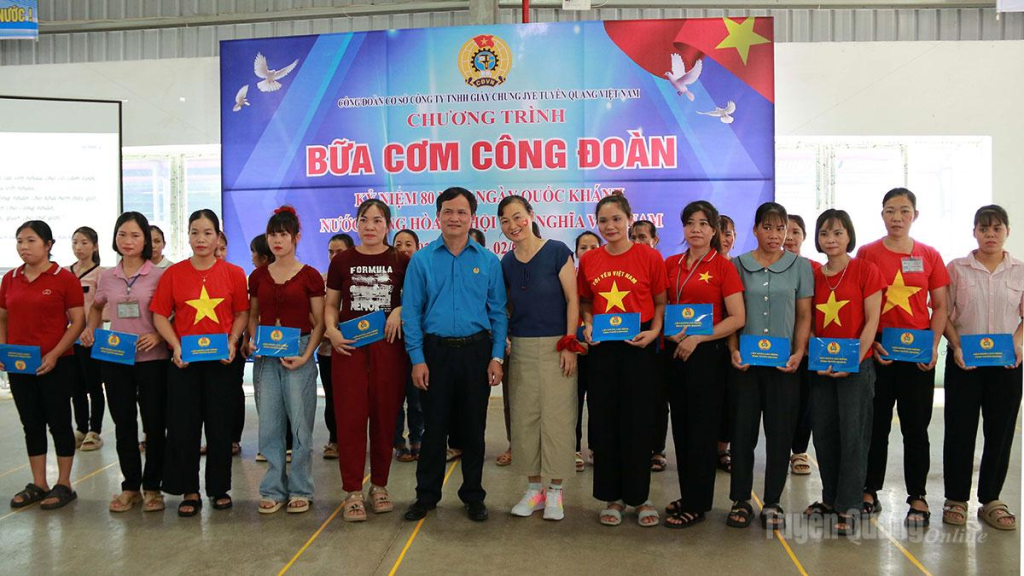 Đồng chí Triệu Tài Phong,  Ủy viên Ban Chấp hành Đảng bộ tỉnh, Phó Chủ tịch Ủy ban MTTQ tỉnh, Chủ tịch Liên đoàn Lao động tỉnh  trao quà công nhân có hoàn cảnh khó khăn tại Công ty TNHH sản xuất Giày  Chung Jye Tuyên Quang.