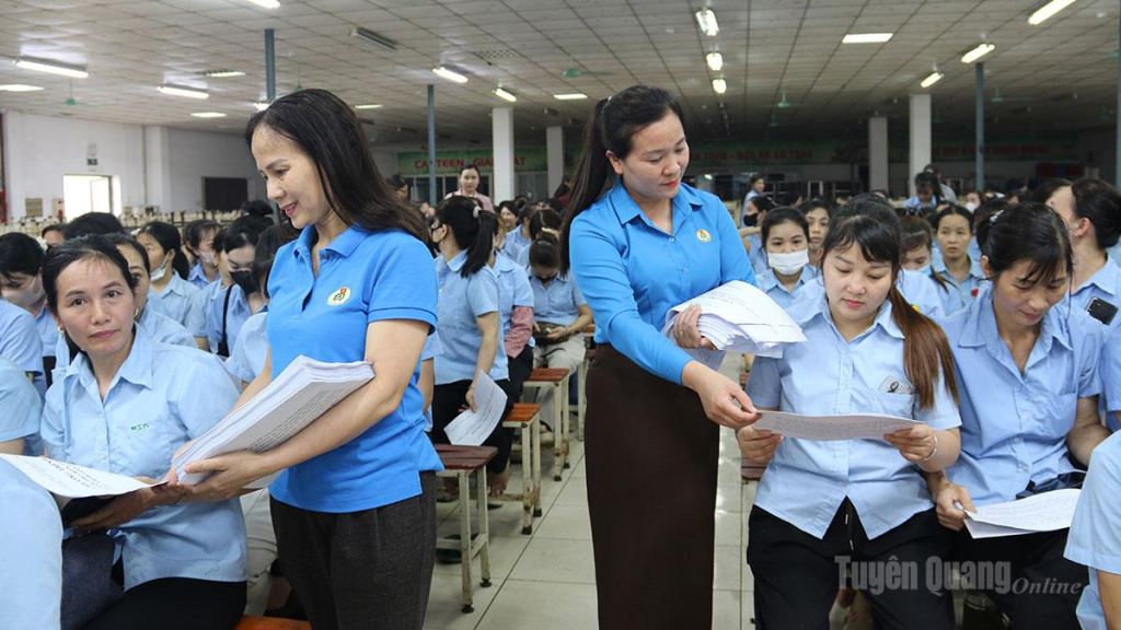 Cán bộ Liên đoàn Lao động tỉnh tuyên truyền pháp luật tới người lao động tại Công ty TNHH MSA YB, Khu công nghiệp Long Bình An, phường Bình Thuận.