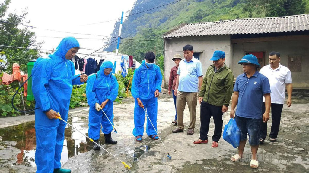 Cán bộ thú y xã Minh Sơn phun tiêu độc, khử trùng và hướng dẫn người dân vệ sinh chuồng trại chăn nuôi.