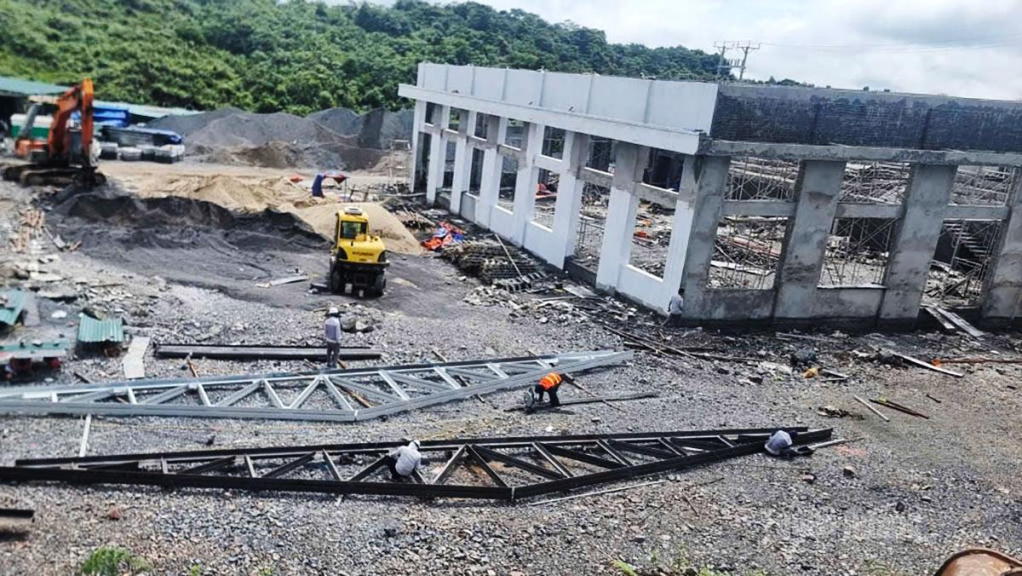 Dự án xây dựng trường nội trú liên cấp tại xã Sơn Vĩ dù thiếu nhân lực nhưng đang được nhà thầu tích cực thi công.