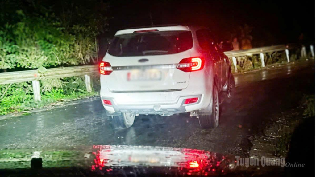 Xe ô tô không nhường đường cho xe cứu thương  vào tối 15-7.