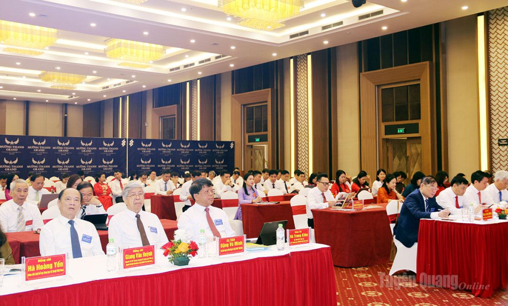 Các đồng chí lãnh đạo tỉnh và đại biểu dự Đại hội.