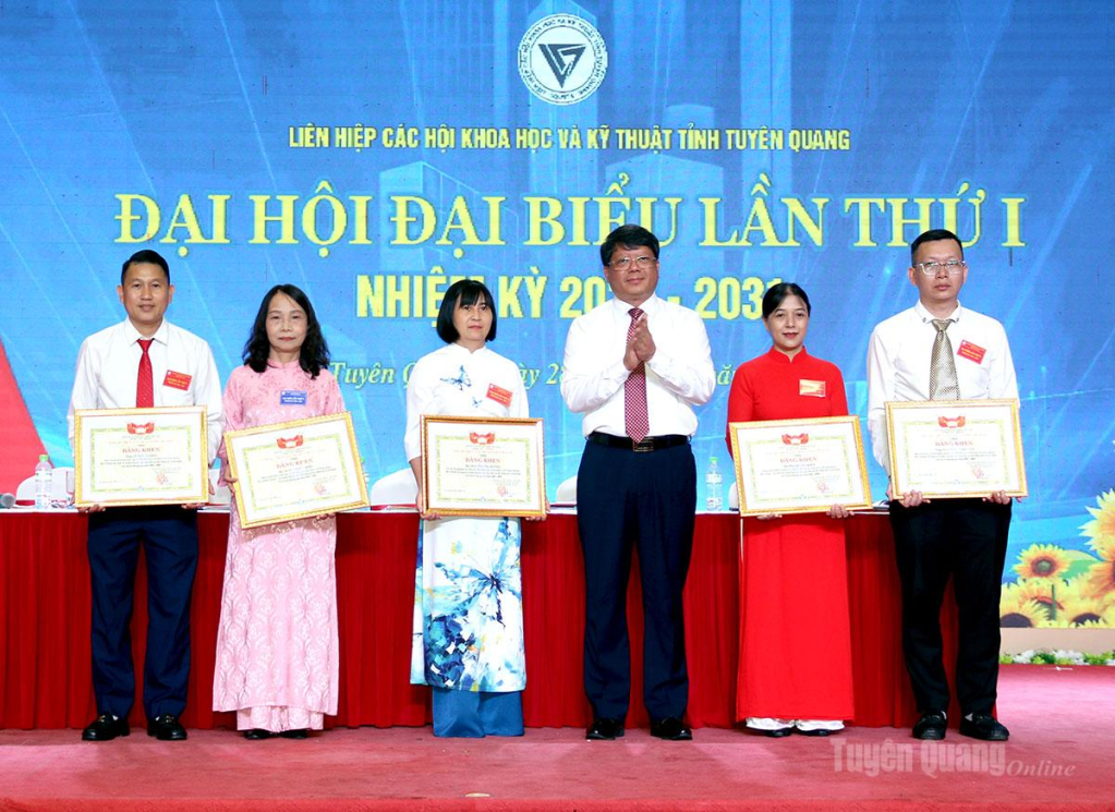 Đồng chí Hà Trung Kiên, Ủy viên Ban Thường vụ Tỉnh ủy, Phó Chủ tịch Thường trực Ủy ban MTTQ Việt Nam tỉnh tặng Bằng khen của Ủy ban MTTQ Việt Nam tỉnh cho các cá nhân.