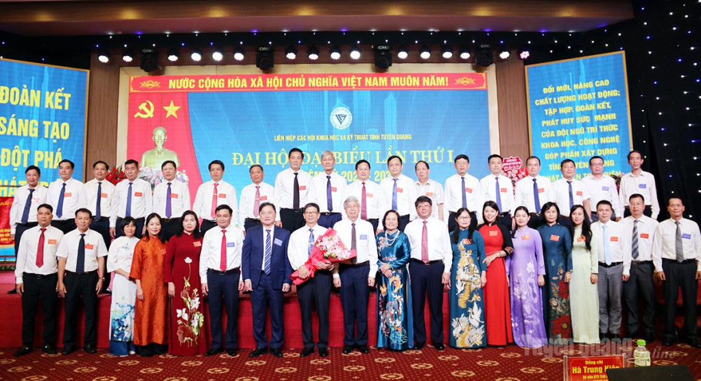 Lãnh đạo Liên hiệp các Hội Khoa học và Kỹ thuật Việt Nam và lãnh đạo tỉnh chúc mừng, chụp ảnh với Ban Chấp hành Liên hiệp các Hội Khoa học và Kỹ thuật tỉnh khóa mới.
