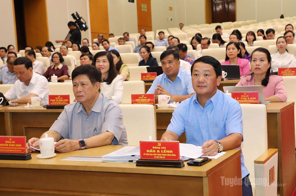 Bí thư Tỉnh ủy Hầu A Lềnh và nguyên Bí thư Tỉnh ủy Tuyên Quang Nguyễn Sáng Vang dự hội nghị tại điểm cầu tỉnh Tuyên Quang.