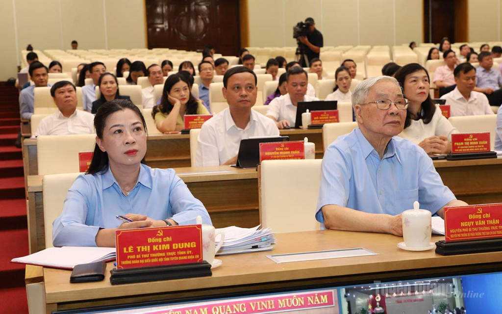 Phó Bí thư Thường trực Tỉnh ủy Lê Thị Kim Dung và nguyên lãnh đạo tỉnh dự hội nghị tại điểm cầu tỉnh Tuyên Quang.