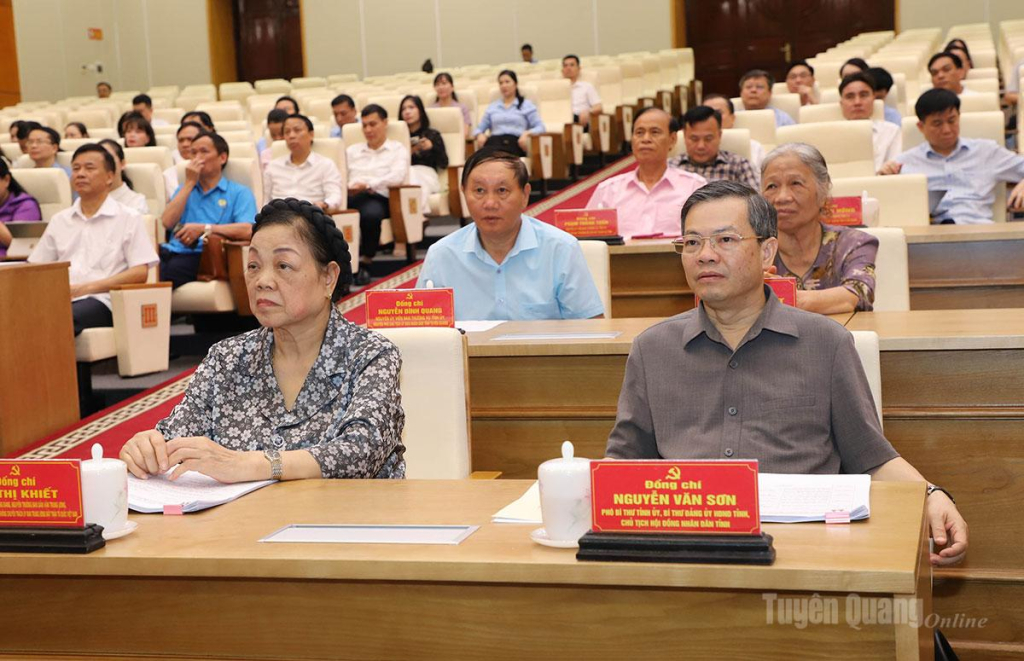 Phó Bí thư Tỉnh ủy, Chủ tịch HĐND tỉnh Nguyễn Văn Sơn và các đồng chí nguyên lãnh đạo tỉnh dự hội nghị tại điểm cầu tỉnh Tuyên Quang.