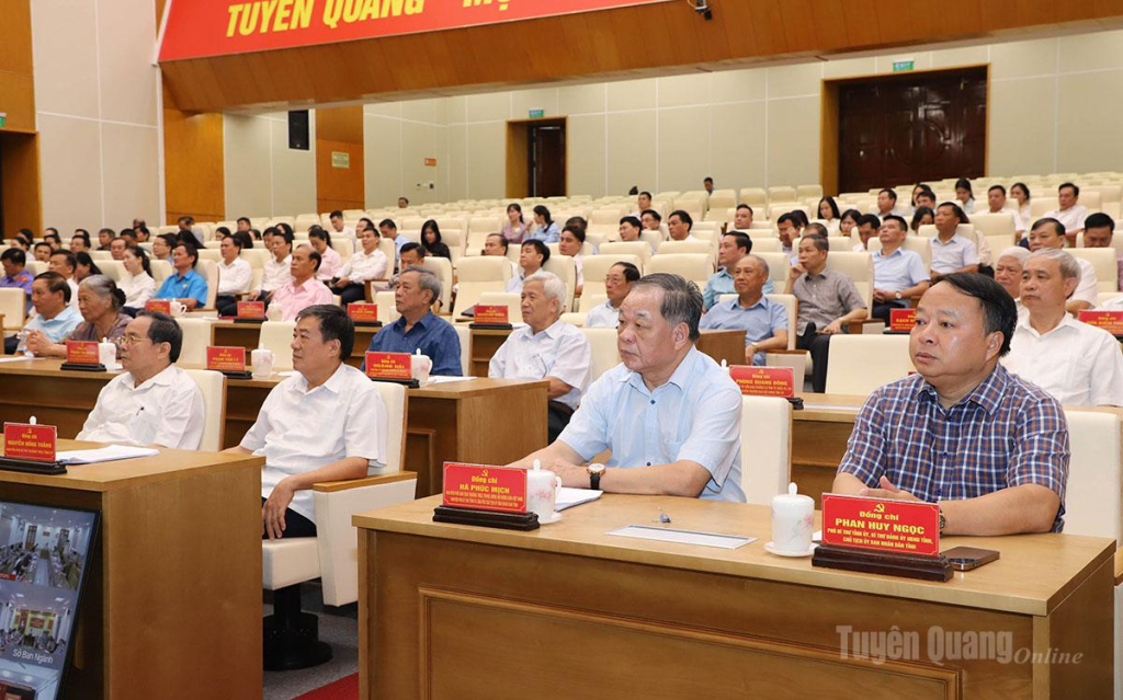 Phó Bí thư Tỉnh ủy, Chủ tịch UBND tỉnh Phan Huy Ngọc và các đồng chí nguyên lãnh đạo tỉnh dự hội nghị tại điểm cầu tỉnh Tuyên Quang.