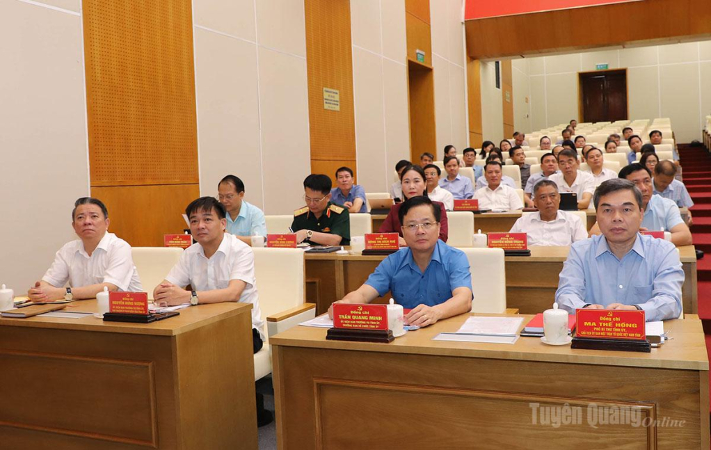 Phó Bí thư Tỉnh ủy, Chủ tịch Ủy ban MTTQ tỉnh Ma Thế Hồng và các đồng chí Ủy viên Ban Thường vụ Tỉnh ủy dự hội nghị tại điểm cầu tinh Tuyên Quang.