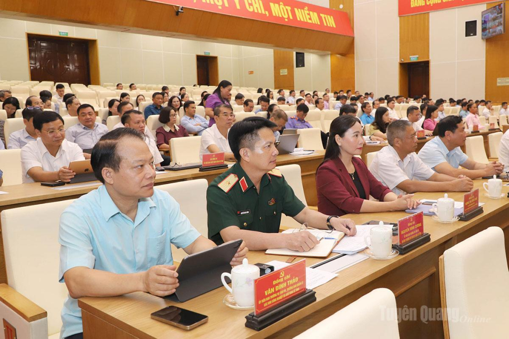 Các đồng chí Ủy viên Ban Thường vụ, Ban Chấp hành Đảng bộ tỉnh dự hội nghị.