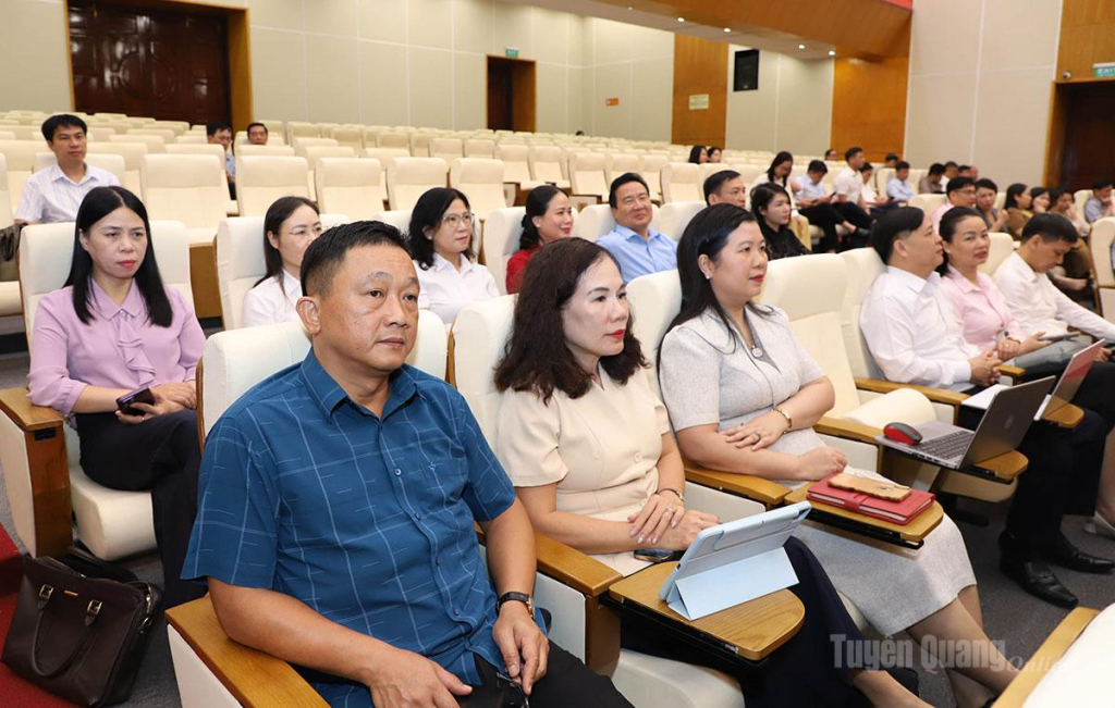 Các đại biểu dự hội nghị.