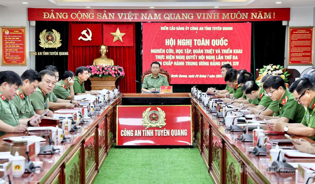 Thiếu tướng Nguyễn Đức Thuận, Uỷ viên Ban Thường vụ Tỉnh uỷ, Giám đốc Công an tỉnh dự, chủ trì tại điểm cầu Đảng ủy Công an tỉnh. Ảnh: Kỳ Dao.
