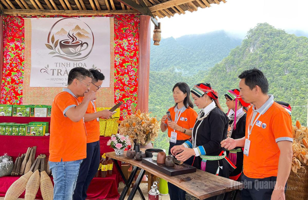 Điểm thưởng trà tại vùng chè Shan tuyết Sa Lỳ tạo sản phẩm du lịch trải nghiệm đặc trưng.