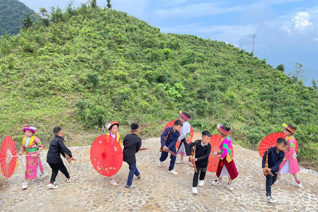 Thiếu nhi xã Mậu Duệ biểu diễn văn nghệ truyền thống phục vụ du khách tại điểm du lịch.