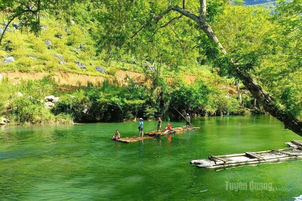 Suối Bản Án với dòng nước trong xanh, nguyên sơ là điểm nhấn của điểm du lịch sinh thái Khau Cùa, xã Mậu Duệ.