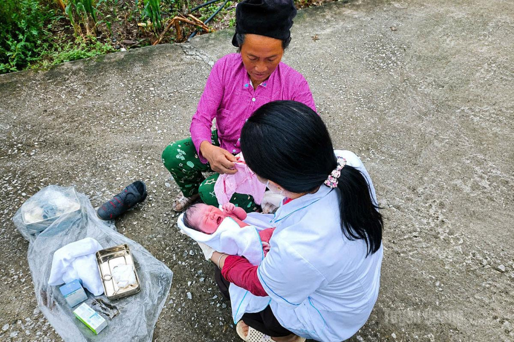 Cán bộ Trạm Y tế xã Nghĩa Thuận hỗ trợ sản phụ sinh con an toàn ngay trên đường đến trạm y tế.