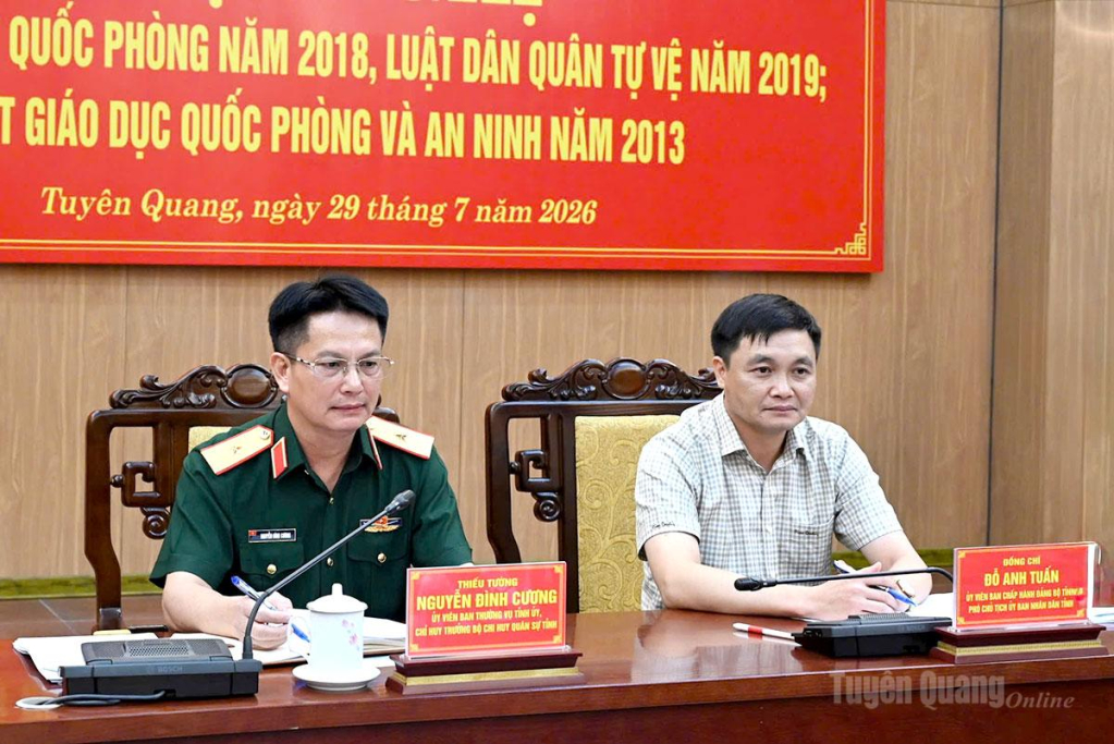 Các đồng chí chủ trì hội nghị.