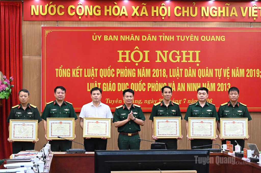 Đồng chí Thiếu tướng Nguyễn Đình Cương, Chỉ huy trưởng Bộ CHQS tỉnh trao Bằng khen cho các cá nhân có thành tích xuất sắc.