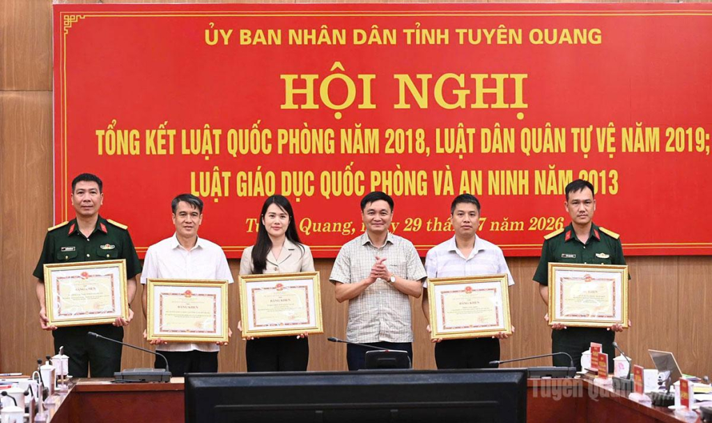Đồng chí Phó Chủ tịch UBND tỉnh Đỗ Anh Tuấn trao Bằng khen cho các tập thể có thành tích xuất sắc.