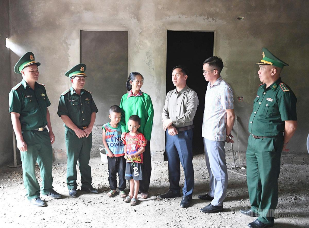 Ủy ban MTTQ, chính quyền và lực lượng biên phòng tại xã biên giới Nghĩa Thuận vận động người dân hiến đất xây trường.