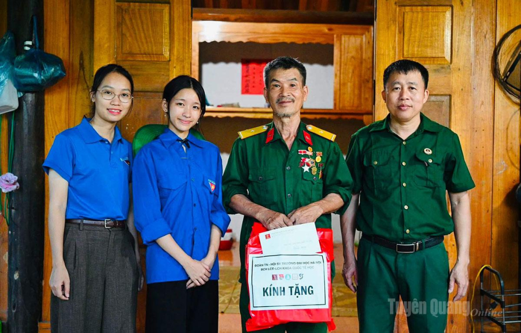 Đoàn trường Đại học Hà Nội phối hợp Đoàn xã Tân Mỹ thăm hỏi, tặng quà gia đình chính sách, người có công trên địa bàn.