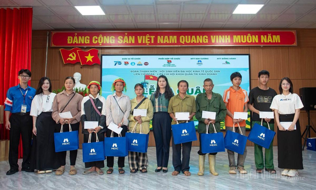Đoàn xã Thanh Thủy phối hợp đoàn Trường Đại học kinh tế Quốc dân trao tặng quà gia đình có hoàn cảnh khó khăn trên địa bàn.