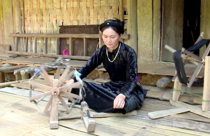  Chị Nông Thị Hanh, thôn Đống Đa vẫn giữ nghề dệt gia truyền.