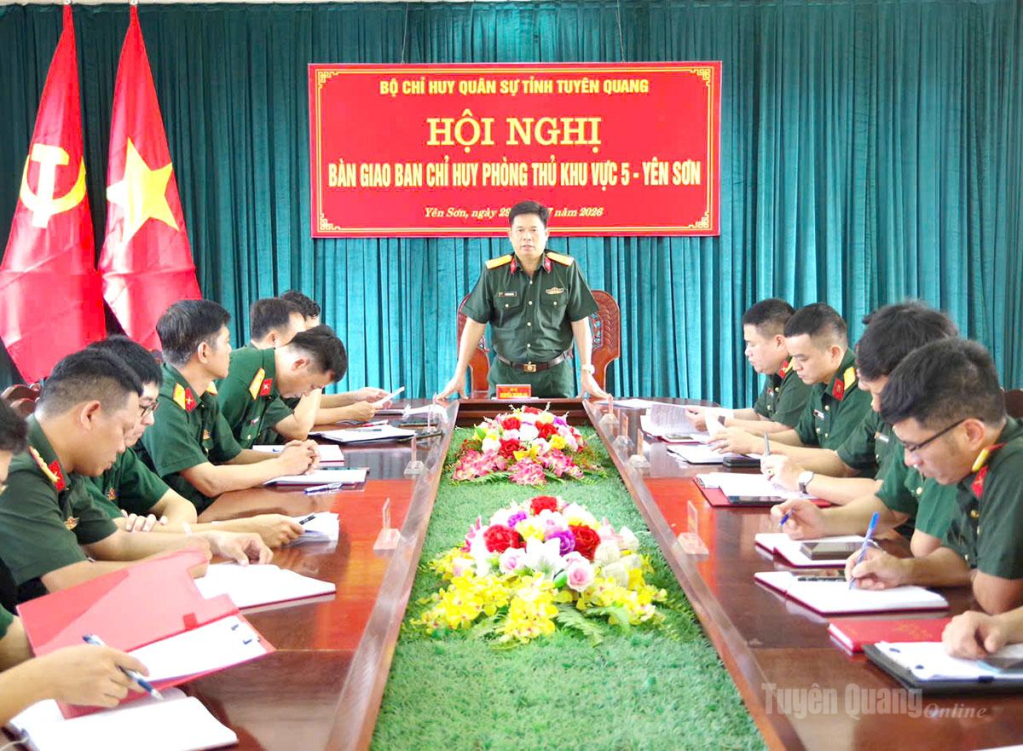 Đại tá Nguyễn Thành An, Phó Chính ủy Bộ CHQS tỉnh chủ trì nội dung bàn giao Ban Chỉ huy phòng thủ khu vực 5 Yên Sơn.