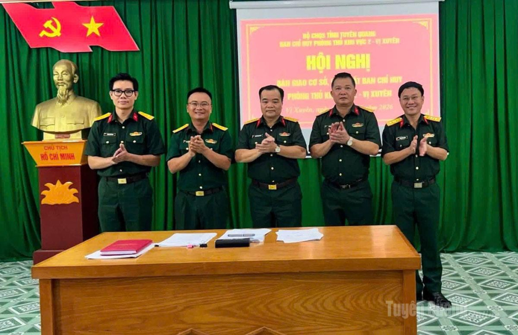 Đại tá Nguyễn Minh Khôi, Phó Chính ủy Bộ CHQS tỉnh chủ trì hội nghị bàn giao Ban Chỉ huy phòng thủ khu vực 2 Vị Xuyên.