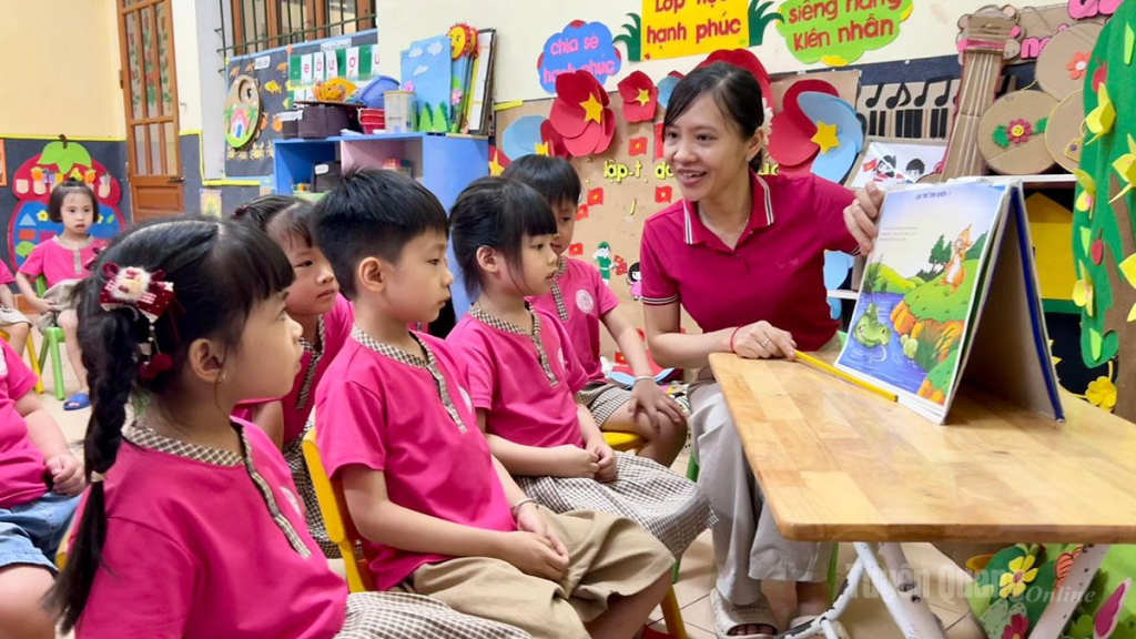 Sắp xếp lại các cơ sở giáo dục được kỳ vọng sẽ góp phần nâng cao chất lượng dạy và học tại các trường. (Trong ảnh: Giáo viên Trường mầm non Hoa Sen, phường Minh Xuân trong một giờ dạy).