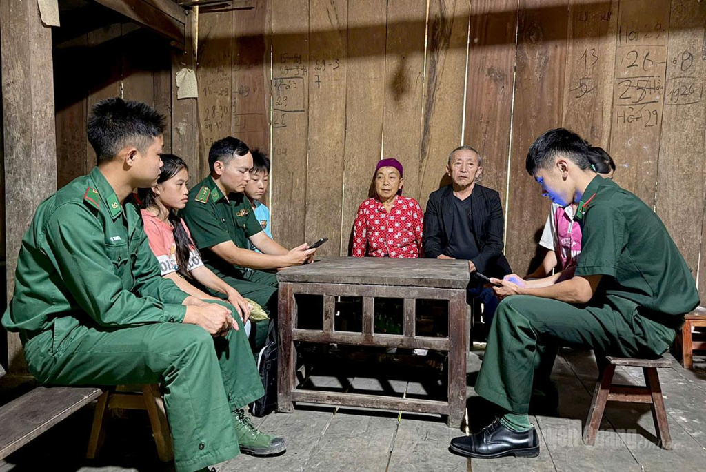 Những buổi tuyên truyền trực tiếp tại nhà dân của cán bộ, chiến sĩ Đồn Biên phòng Sơn Vĩ giúp người dân vùng biên nâng cao nhận thức, chủ động phòng ngừa tội phạm mua bán người.