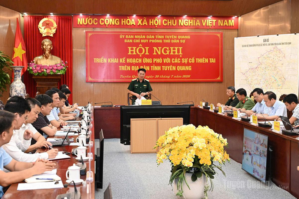 Thiếu tướng Nguyễn Đình Cương, Ủy viên Ban Thường vụ Tỉnh ủy, Chỉ huy trưởng Bộ Chỉ huy Quân sự tỉnh chủ trì hội nghị.